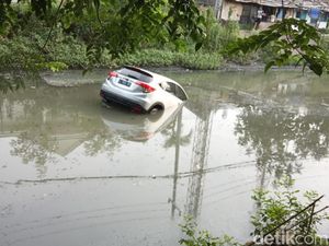 Saat Diparkir, Mobil Ini Tiba-tiba Bergerak Lalu Nyemplung Sungai Saat Diparkir, Mobil Ini Tiba-tiba Bergerak Lalu Nyemplung Sungai