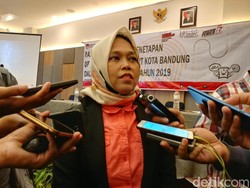 Warga Membeludak Urus Pindah TPS di Kantor KPU Kota Bandung