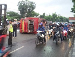 Kebakaran di Kawasan Industri Maspion, 1 Mobil Pemadam Terguling