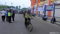 Polisi berpatroli untuk menjaga keamanan dan kenyamanan para suporter.