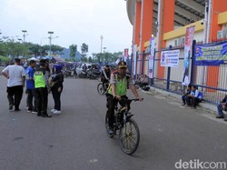 Polisi berpatroli untuk menjaga keamanan dan kenyamanan para suporter.
