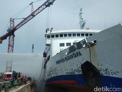 Kapal Panorama Nusantara Terbakar di Pelabuhan Tanjung Emas