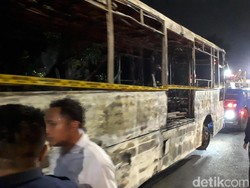 Dipasangi Garis Polisi, Bus TransJ yang Terbakar Dievakuasi
