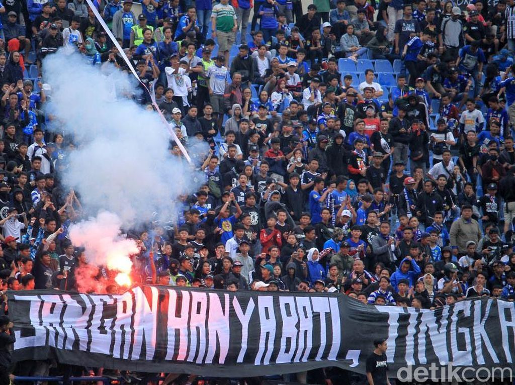 Pentolan Viking Minta Bobotoh Tidak Berangkat ke GBK Pentolan Viking Minta Bobotoh Tidak Berangkat ke GBK