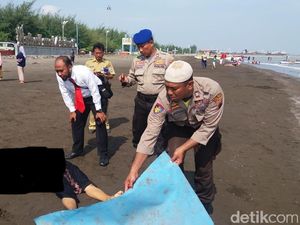 Sesosok Mayat Perempuan Bergamis Hitam Ditemukan di Pantai Tegal
