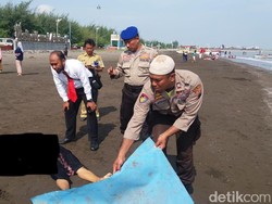 Sesosok Mayat Perempuan Bergamis Hitam Ditemukan di Pantai Tegal