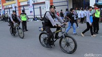Polisi bersepeda dikerahkan untuk mengamankan laga leg pertama babak 16 besar Piala Indonesia antara Persib Bandung melawan Arema FC di Stadion Si Jalak Harupat, Senin (18/2/2019).