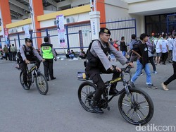 Polisi bersepeda dikerahkan untuk mengamankan laga leg pertama babak 16 besar Piala Indonesia antara Persib Bandung melawan Arema FC di Stadion Si Jalak Harupat, Senin (18/2/2019).