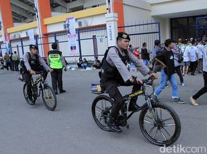 Polisi Bersepeda Amankan Laga Persib vs Arema Polisi Bersepeda Amankan Laga Persib vs Arema