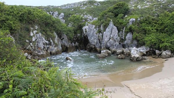 Pantai Aneh Tanpa Pemandangan Laut
