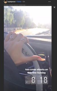 Kylie Jenner dilamar Travis Scott?