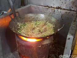 Kwe Tiaw Sapi Arang Ahim : Mulur Renyah Kwe Tiau Sapi Dimasak Pakai Api Arang