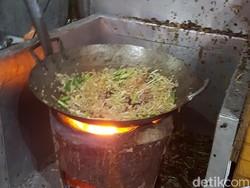 Kwe Tiaw Sapi Arang Ahim : Mulur Renyah Kwe Tiau Sapi Dimasak Pakai Api Arang