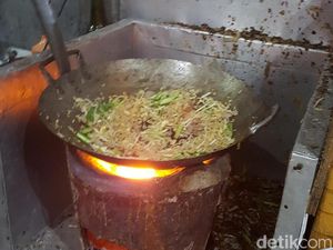 Kwe Tiaw Sapi Arang Ahim : Mulur Renyah Kwe Tiau Sapi Dimasak Pakai Api Arang Kwe Tiaw Sapi Arang Ahim : Mulur Renyah Kwe Tiau Sapi Dimasak Pakai Api Arang