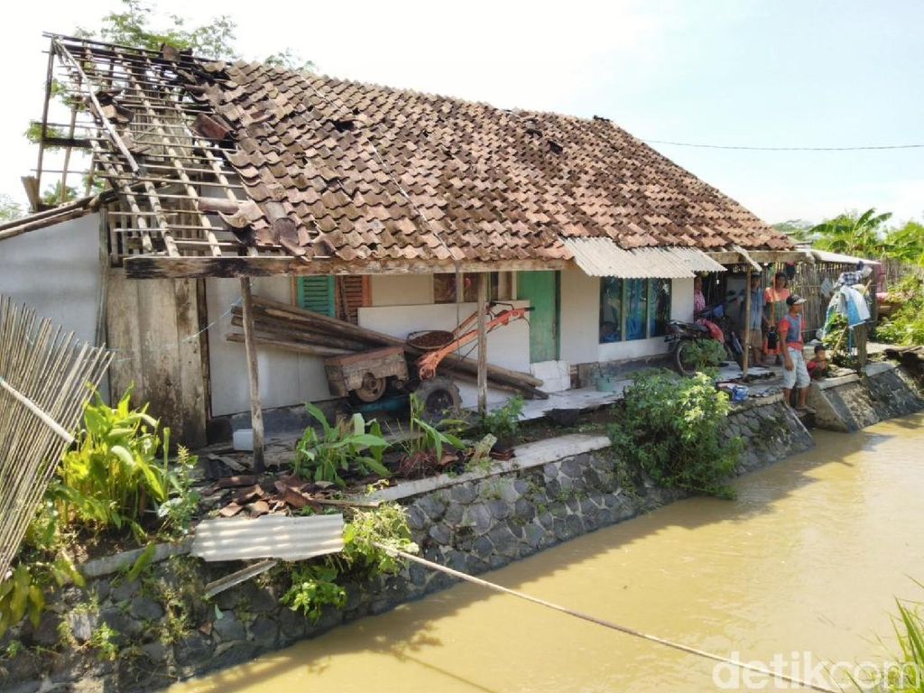 72 Rumah Rusak Diterjang Hujan Badai di Ciamis 72 Rumah Rusak Diterjang Hujan Badai di Ciamis