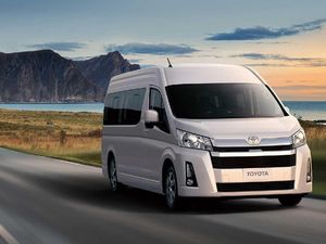 Penampakan Mobil Travel Toyota Hiace yang Tak Pesek Lagi Penampakan Mobil Travel Toyota Hiace yang Tak Pesek Lagi