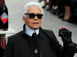 Ciri Khas Karl Lagerfeld: Kacamata Hitam dan Rambut Putih