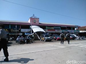 Polisi Bawa Bungkusan dari Lokasi Ledakan di Pasar Sampang Cilacap