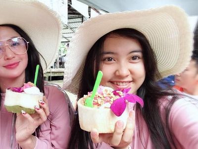 Akrabnya Pedangdut Lebby Wilayati dengan Dewi Persik Saat Kulineran