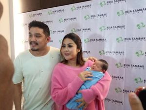 Selvi Kitty dan Suami Berdebat Pilih Nama Anak Selvi Kitty dan Suami Berdebat Pilih Nama Anak