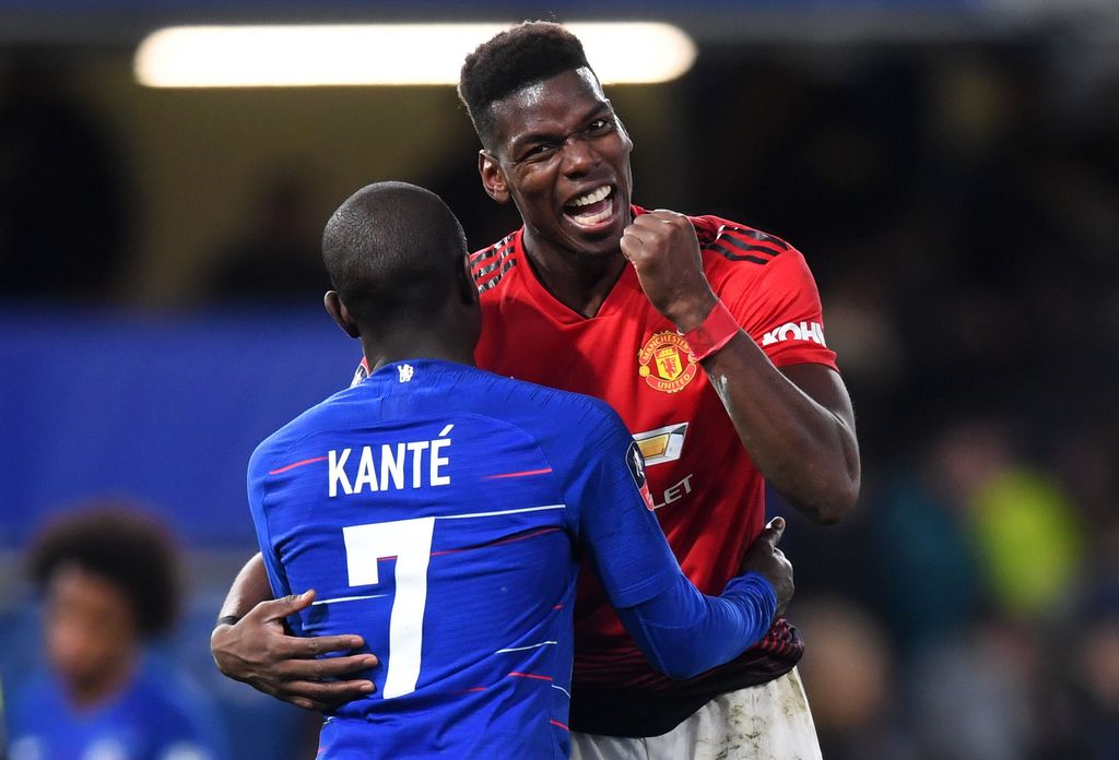 LONDON, INGGRIS - 18 FEBRUARI: Paul Pogba dari Manchester United bercanda dengan N'golo Kante dari Chelsea usai laga putaran kelima Piala FA antara Chelsea dan Manchester United di Stamford Bridge pada 18 Februari 2019 di London, Inggris Raya .  (Foto oleh Michael Regan / Getty Images)