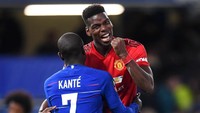 Tapi Kante membalasnya hanya dengan tersenyum dan pelukan. (Michael Regan/Getty Images)