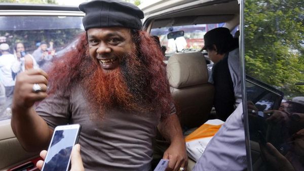 Senyum dan Jempol Noim Baasyir Usai Menghirup Udara Bebas