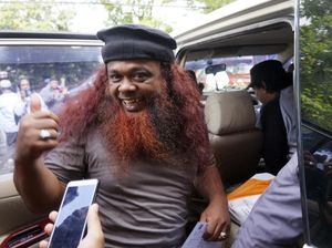 Senyum dan Jempol Noim Baasyir Usai Menghirup Udara Bebas