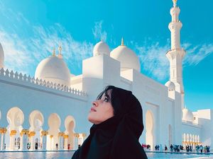 Foto: Camila Cabello, Masjid dan Gurun pasir