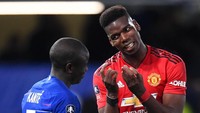 Meski berduel di atas lapangan, kedua pemain Timnas Prancis ini menunjukkan gestur persahabatan yang tetap terjaga.  (Michael Regan/Getty Images)
