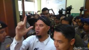 Eksepsi Ditolak, Dhani Tetap Salam Dua Jari