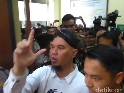 Eksepsi Ditolak, Dhani Tetap Salam Dua Jari
