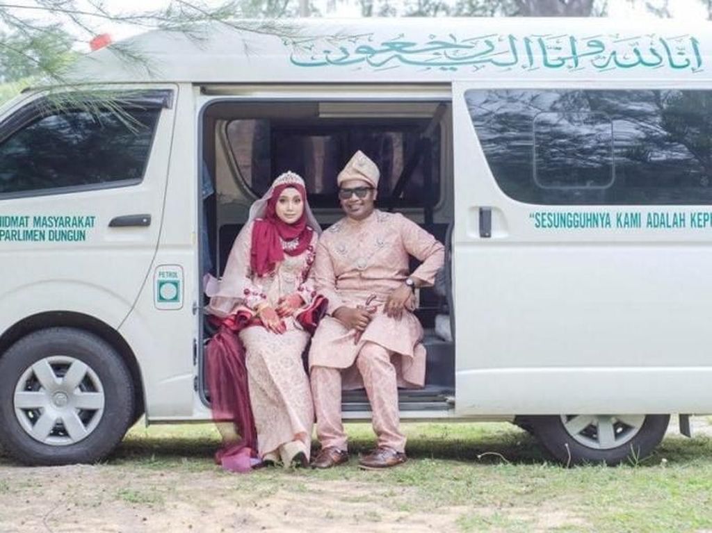 Viral Foto Pernikahan Pasangan dengan Latar Mobil Jenazah, Ini Alasannya Viral Foto Pernikahan Pasangan dengan Latar Mobil Jenazah, Ini Alasannya