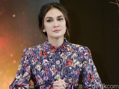 Pesona Luna Maya dengan Dress Floral