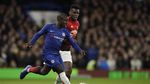 Pelukan Hangat Pogba-Kante di Laga Panas Chelsea vs MU