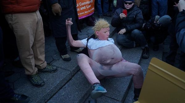 Sindiran-sindiran untuk Trump saat Aksi di Presidents Day