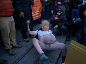 Sindiran-sindiran untuk Trump saat Aksi di Presidents Day