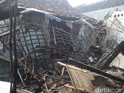 Hujan Deras Disertai Angin Ratakan Sebuah Rumah di Kota Madiun