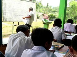 Atap Kelas Ambruk, Siswa SD di Sukabumi Belajar di Teras Sekolah