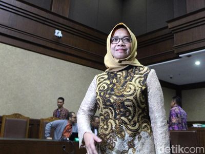 Senyum dan Bantahan Eni Saragih saat Bacakan Pleidoi