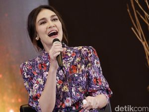 Reino Barack Nikahi Syahrini, Luna Maya Terbang ke Tanah Suci