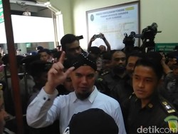 Menolak Komentar, Ahmad Dhani Ngaku Dilarang Polisi