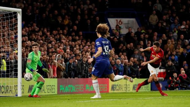 Ander Herrera (kanan) buka keunggulan bagi Man United di menit ke-31.
