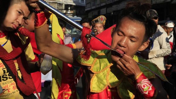 Uji Keberanian Lewat Atraksi Debus Ala Kamboja