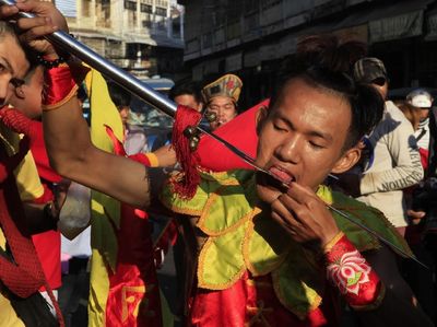Uji Keberanian Lewat Atraksi Debus Ala Kamboja