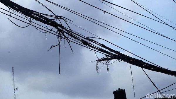 Bahaya! Kabel Semrawut Ini Putus Gegara Terbakar