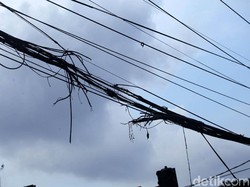 Duh! Kabel Terbakar-Melintang di Depan Kantor Bupati Purwakarta