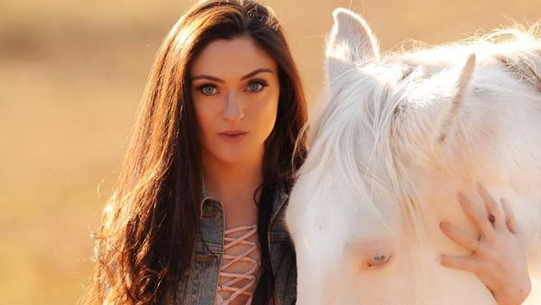 Foto: Wanita Cantik yang Punya 90 Hewan Peliharaan, dari Babi hingga Piton