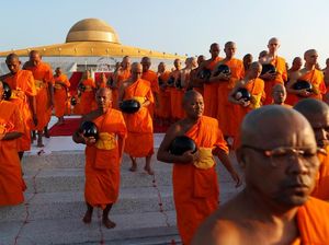 Ratusan Biksu Penuhi Kuil di Thailand Peringati Hari Makha Bucha