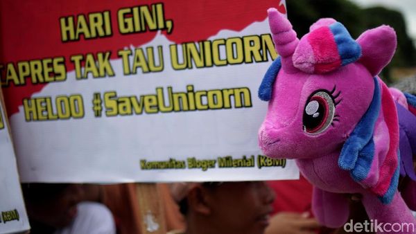 Unik, Begini Penampakan Aksi Save Unicorn di Monas